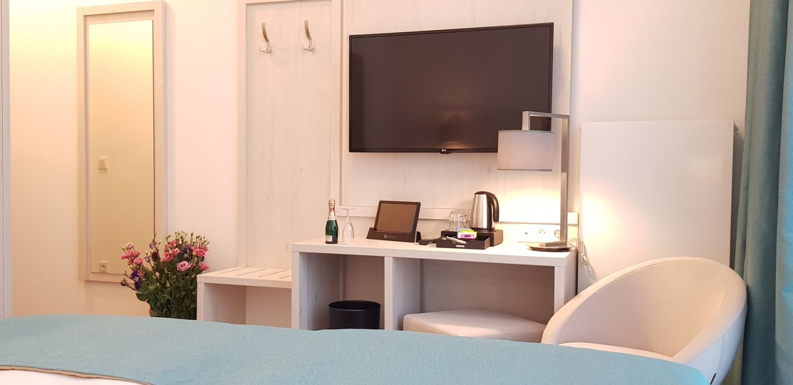 geräumiges Doppelzimmer im Apricot Hotel